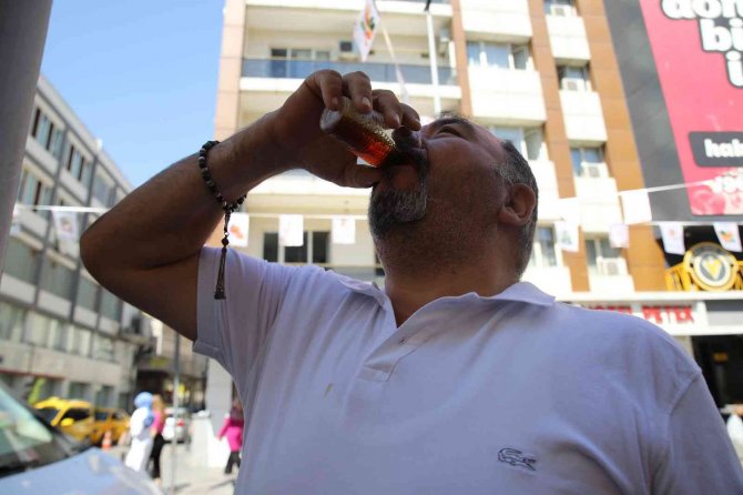 Bunaltan Sıcakların Serinleten İçeceği: Meyan Şerbeti