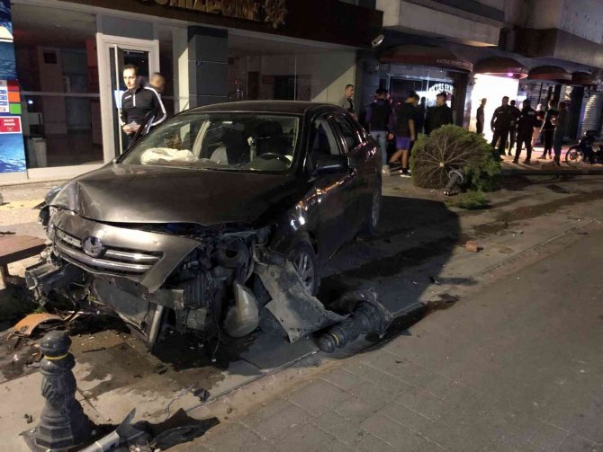 Sinop’ta Trafik Kazasında Cadde Savaş Alanına Döndü: 2 Yaralı