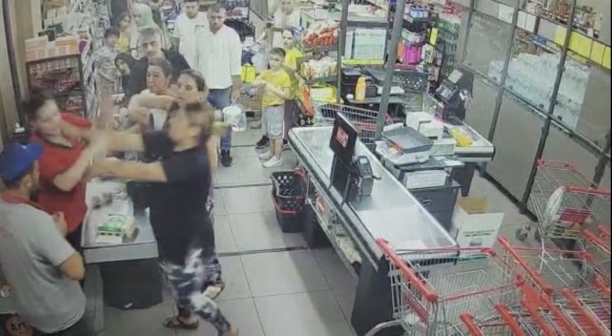 İ̇stanbul’da Kadın Kasiyere Kadından Tokatlı Saldırı Kamerada