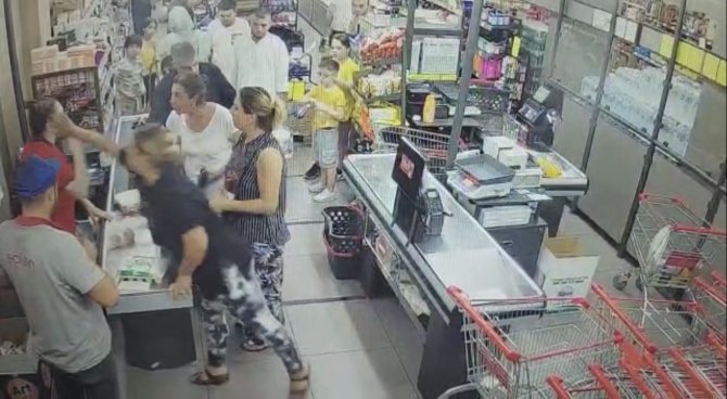 İ̇stanbul’da Kadın Kasiyere Kadından Tokatlı Saldırı Kamerada