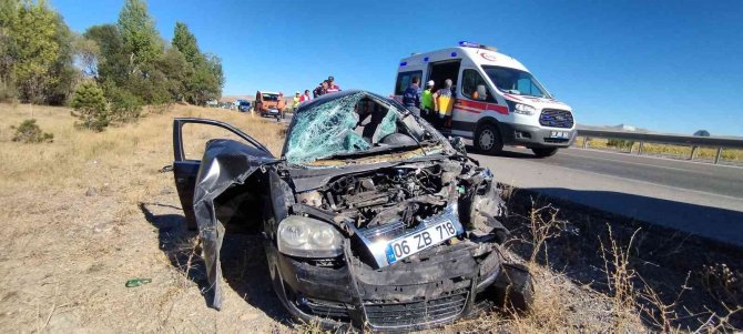 Sivas’ta Tıra Çarpan Otomobil Hurdaya Döndü: 5 Yaralı