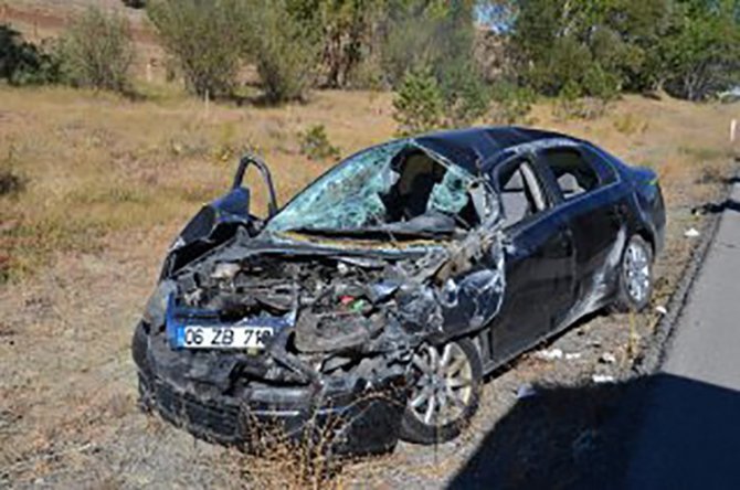 Sivas’ta Tıra Çarpan Otomobil Hurdaya Döndü: 5 Yaralı