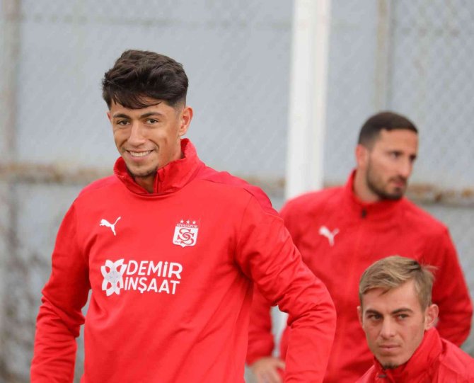 Sivasspor, Özkan Yiğiter’in Sözleşmesini 3 Yıl Uzattı