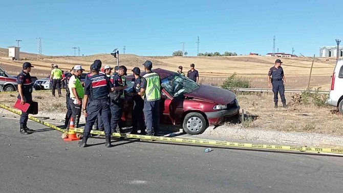 Sivas’ta Hafif Ticari Araç İle Otomobil Kavşakta Çarpıştı: 1 Ölü, 6 Yaralı