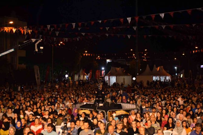 Kuvâ-yi Milliye Meydanında Tiyatro Şenliği