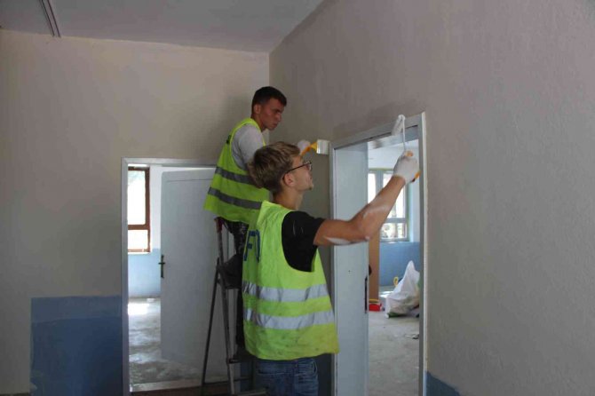 Amasya’da Köy Okullarını Gönüllü Liselilerin ’Tamir Takımı’ Boyadı