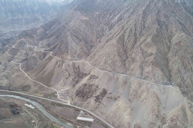 Yusufeli Barajı Köy Yolları Yapımı İnşaatında Çalışmalar Devam Ediyor