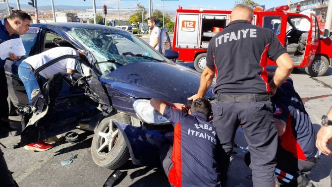 Tokat’ta İki Araç Kavşakta Çarpıştı: 3 Yaralı