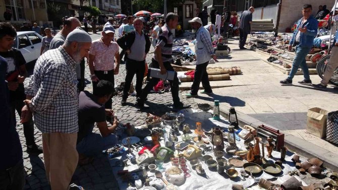 Asırlık Pazarda İkinci El Eşyaya Rağbet