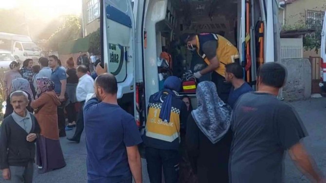 Ümraniye’de Yangın Çıkan Evdeki Yaşlı Kadın, Torununu Ve Köpeğini Komşular Kurtardı