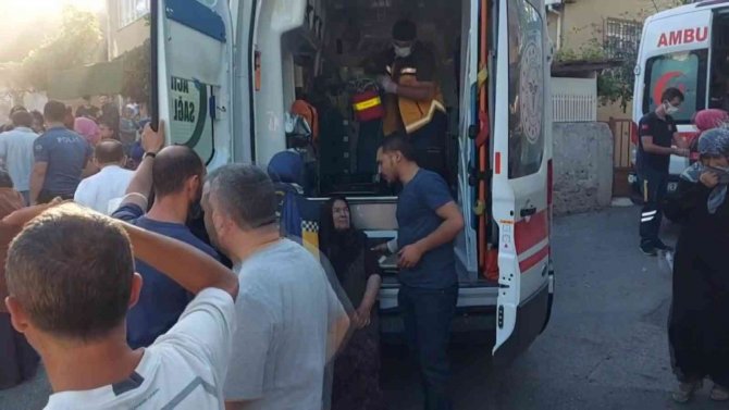 Ümraniye’de Yangın Çıkan Evdeki Yaşlı Kadın, Torununu Ve Köpeğini Komşular Kurtardı