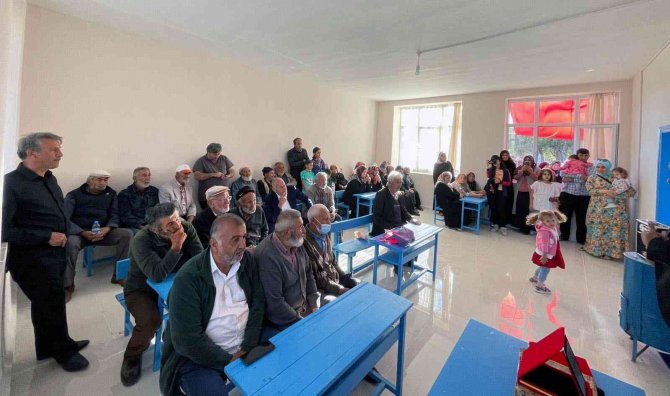 Demet Akalın’dan Eğitime Destek