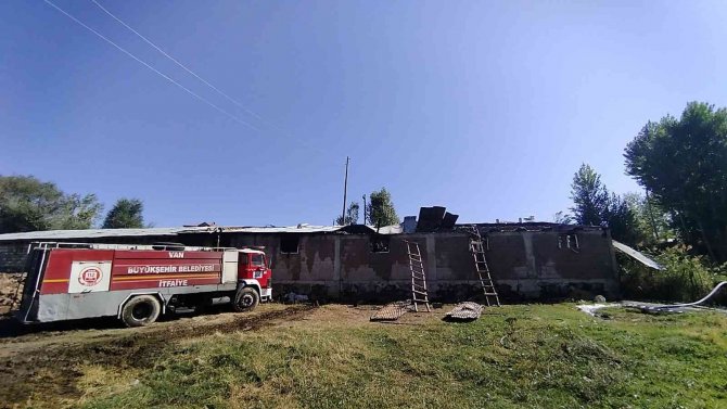 Muradiye’de 50 Ton Saman Kül Oldu