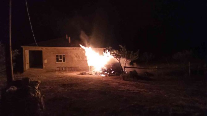 Muradiye’de Ahır Ve Samanlık Kundaklandı