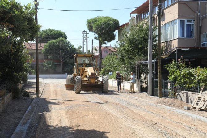 Burhaniye’de Yollar Yenileniyor
