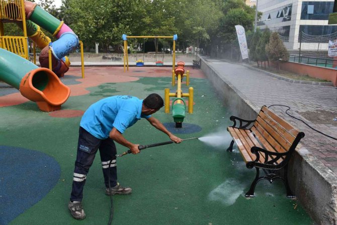 Yunusemre Belediyesinden Çocuk Parklarında Temizlik