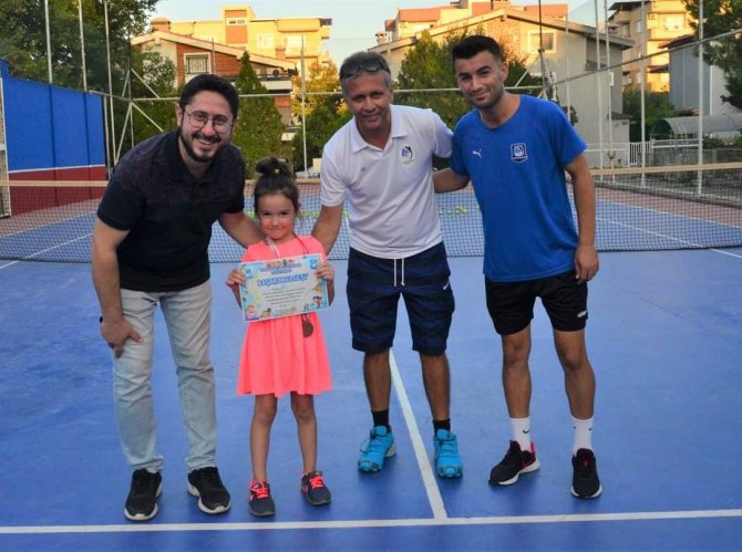 Yunusemre Yaz Tenis Kursu Rekor Katılımla Sona Erdi