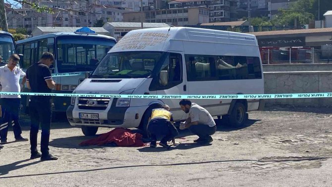 Dolmuşun Altında Kalan 90 Yaşındaki Adam Hayatını Kaybetti