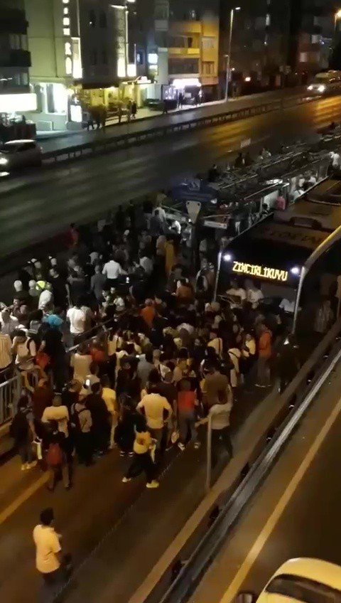 Saatlerce Metrobüs Yolunda Kalan Vatandaşlar “İ̇mamoğlu İstifa” Sloganı Attı