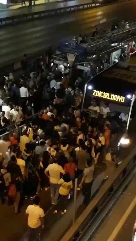 Saatlerce Metrobüs Yolunda Kalan Vatandaşlar “İ̇mamoğlu İstifa” Sloganı Attı