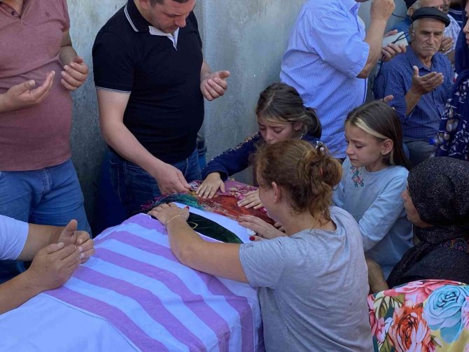 Cezaevinden Çıkan Eşi Tarafından Öldürülen Kadın Toprağa Verildi