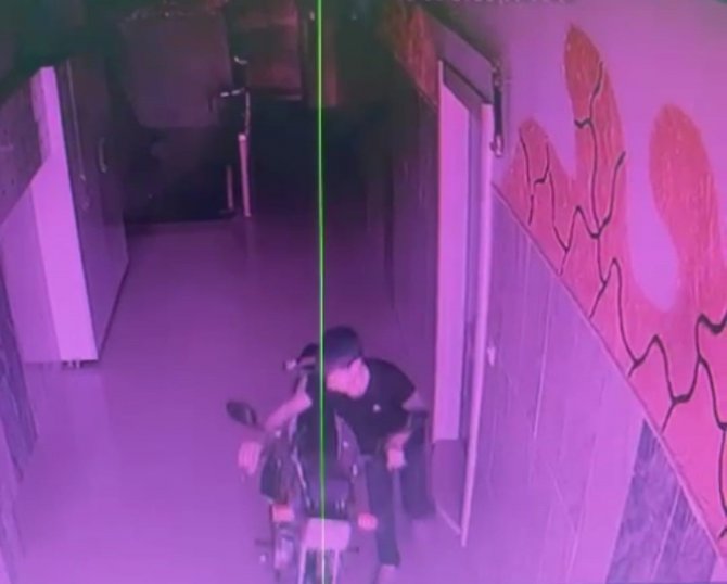 Batman’da Dakikalar İçerisinde Motosiklet Çalan Çocuklar Kamerada