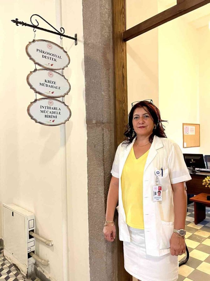 Uzmanlar Uyardı: "Sosyal Medya Ve Kitle İletişim Araçları İntiharı Tetikliyor"