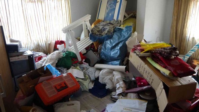 Bursa’da Hırsızlar Evde 4 Gün Boyunca Yaşadı..kapı Girişlerine Bıçak Bırakarak Kaçtılar