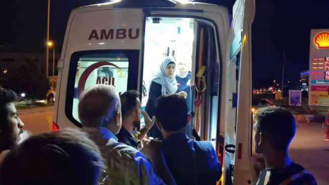 Otomobil Bisiklete Çarptı, 4 Kişi Yaralandı: 3 Aylık Bebek Kazadan Yara Almadan Kurtuldu