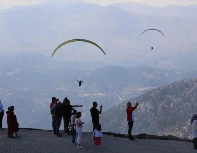‘Sen Yaşlısın, Bırak’ Diyenlere İnat, Yıllardır Gökyüzünde Kuş Gibi Uçuyor
