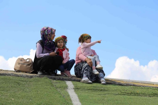 ‘Sen Yaşlısın, Bırak’ Diyenlere İnat, Yıllardır Gökyüzünde Kuş Gibi Uçuyor