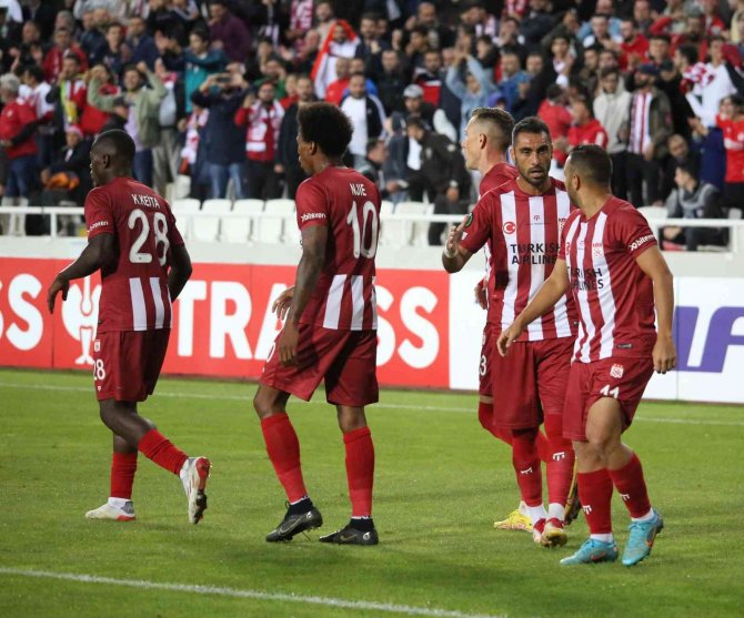 Sivasspor İle İ̇stanbulspor Ligde İlk Kez Karşılaşacak