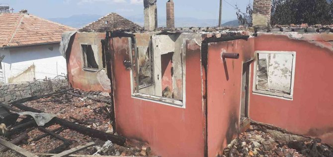 Sanat Ve Siyaset Dünyasından ‘Bir Tuğla Da Sen Koy’ Kampanyasına Destek Yağıyor