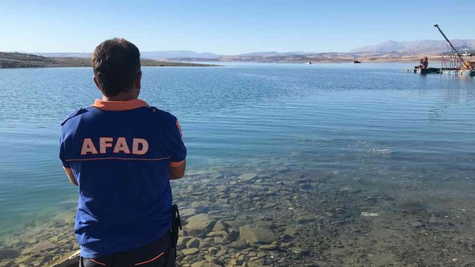 Elazığ’da Tekneyle Birlikte Suda Kaybolan Şahsı Arama Çalışmaları Sürüyor