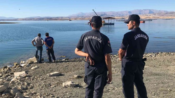 Elazığ’da Tekneyle Birlikte Suda Kaybolan Şahsı Arama Çalışmaları Sürüyor