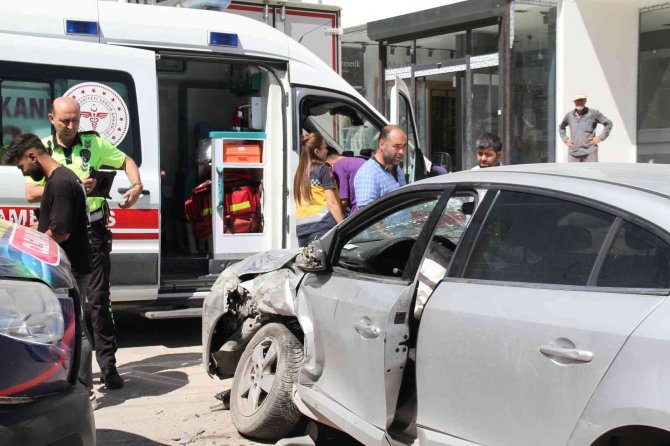 Elazığ’da Minibüs İle Otomobil Çarpıştı: 1 Yaralı