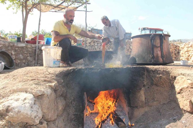 Üzüm Sıkmada Bin 700 Yıllık ‘Askıda Baskı’ Tekniği Kullanılıyor