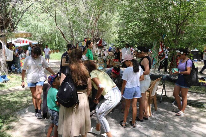 Girlevik Şelalesi’nde Hafta Sonu Yoğunluğu