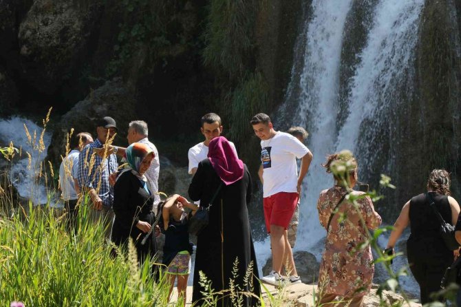 Girlevik Şelalesi’nde Hafta Sonu Yoğunluğu
