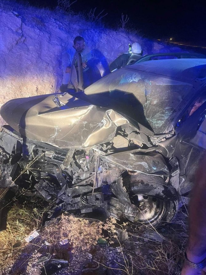 Gaziantep’te Ticari Araç İle Otomobil Kafa Kafaya Çarpıştı: 8 Yaralı