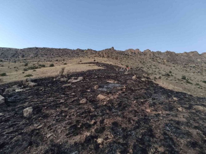 Gümüşhane’de Dağlık Alanda Çıkan Yangın Ekiplerin Saatler Süren Çalışmasıyla Söndürüldü