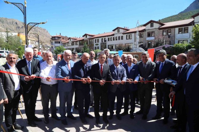 Gümüşhane’de 168 Eğitim Şehidinin Fotoğraf Ve Özgeçmişinin Yer Aldığı Sergi Açıldı