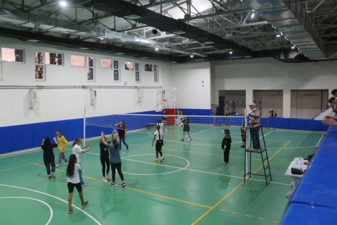 İ̇nönü’de Geleneksel Voleybol Turnuvası Başladı
