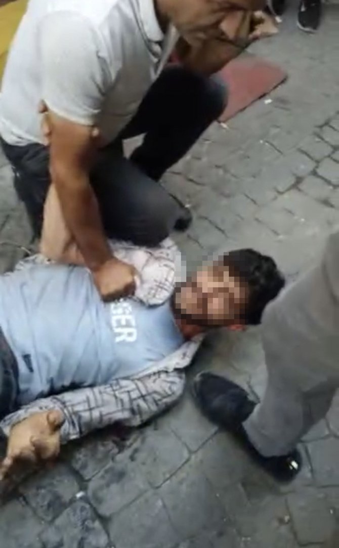 Eminönü’nde Taciz İddiası Ortalığı Karıştırdı; Kadınlar Yakalanan Tacizciyi Yerde Tekmeledi