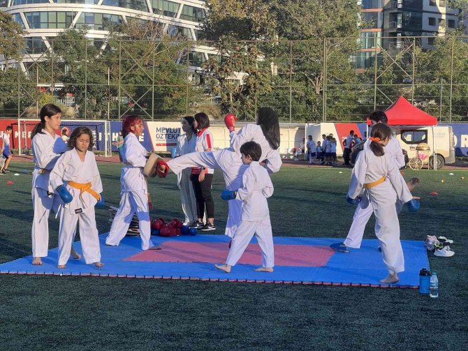 Kağıthane Belediyesinin Düzenlediği Yaz Spor Okulu Törenle Sona Erdi