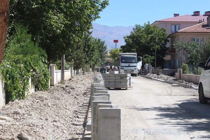 Kaldırım Yenileme Çalışmaları Devam Ediyor