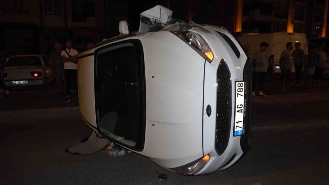 Kırıkkale’de İki Otomobil Çarpıştı: 1’i Polis, 5 Yaralı