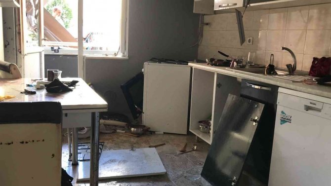Kocaeli’de Kadının Doğalgaz Vanalarını Açtığı Dairede Patlama: 15 Ev Ve Bir Araç Hasar Gördü