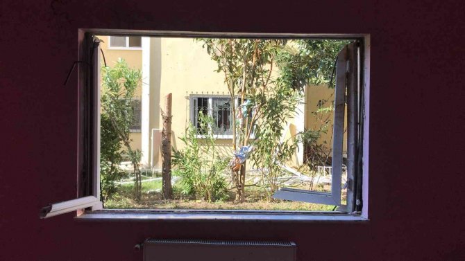 Kocaeli’de Kadının Doğalgaz Vanalarını Açtığı Dairede Patlama: 15 Ev Ve Bir Araç Hasar Gördü