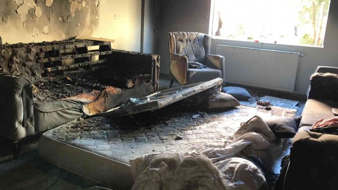Kocaeli’de Kadının Doğalgaz Vanalarını Açtığı Dairede Patlama: 15 Ev Ve Bir Araç Hasar Gördü